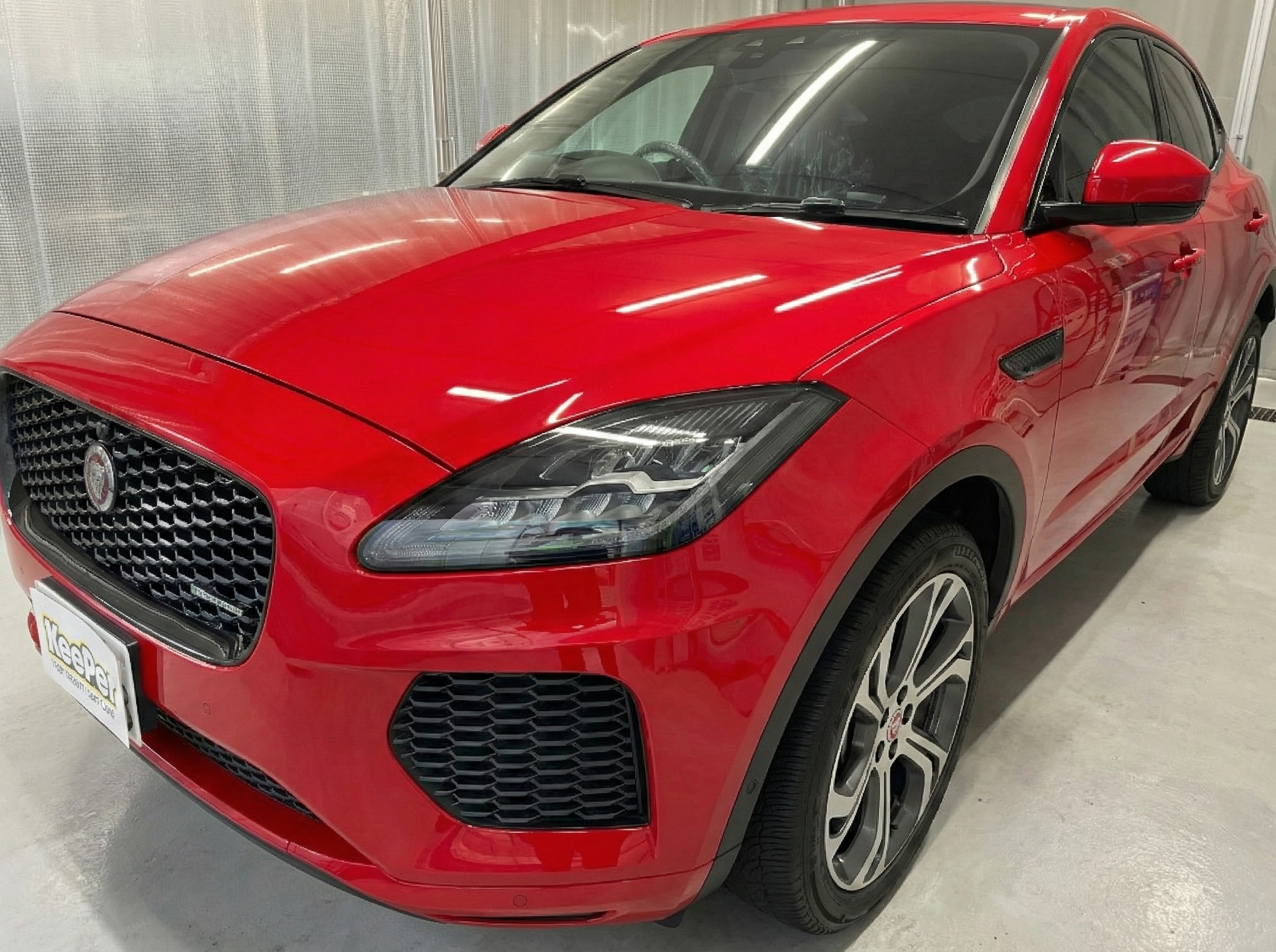 専用ブースで美しく輝く車