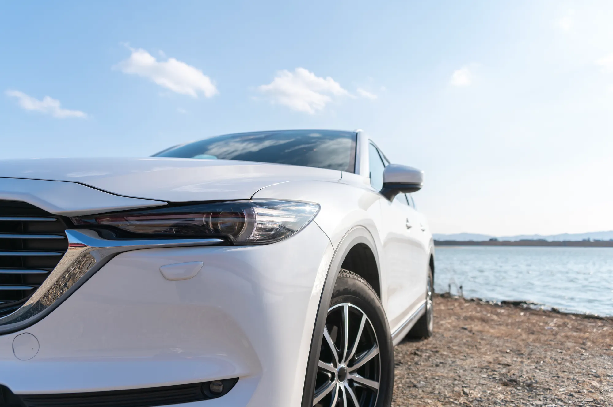 太陽の紫外線が車に降り注ぐイメージ