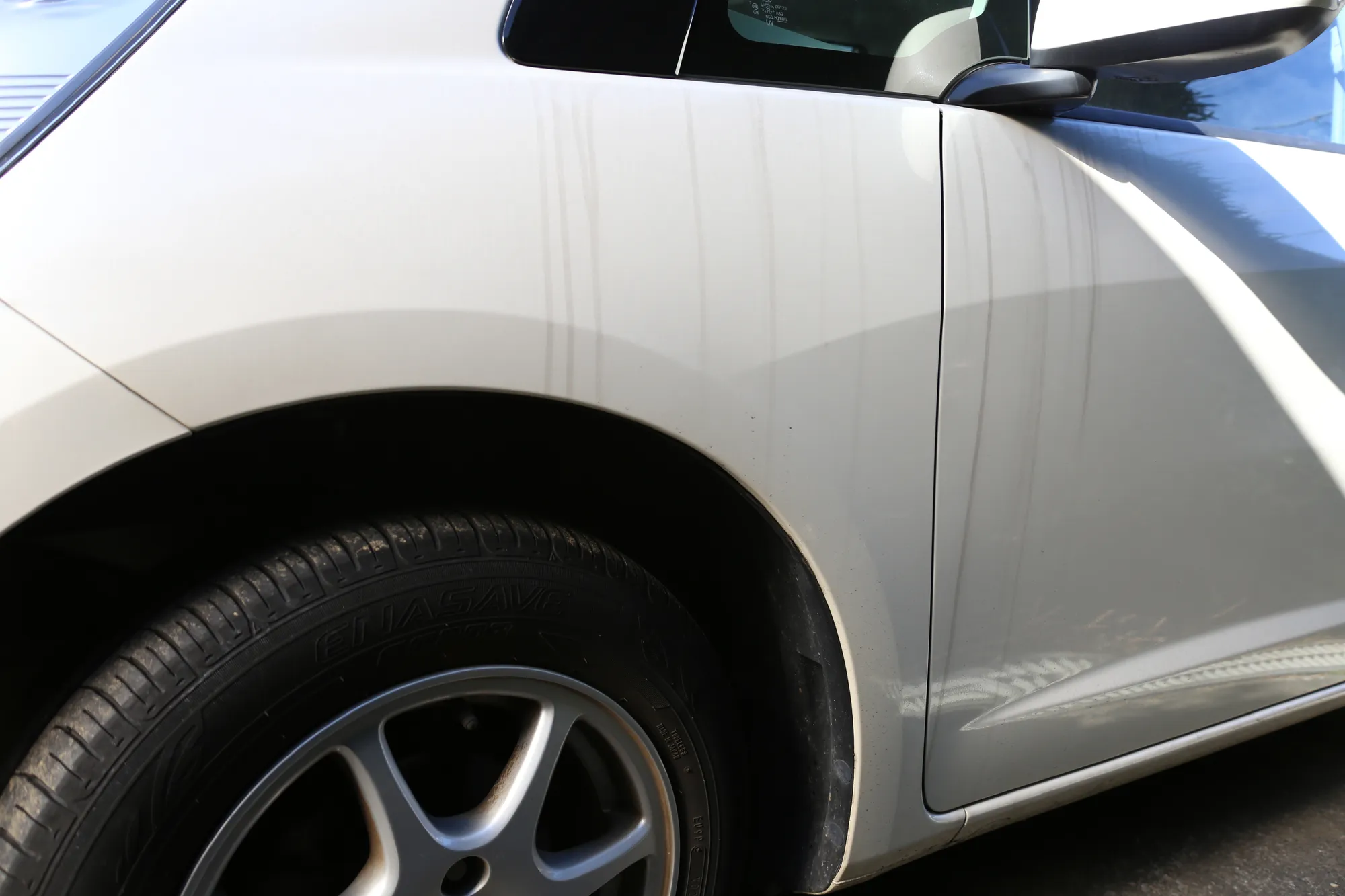 雨染みがついてしまった車のボディ