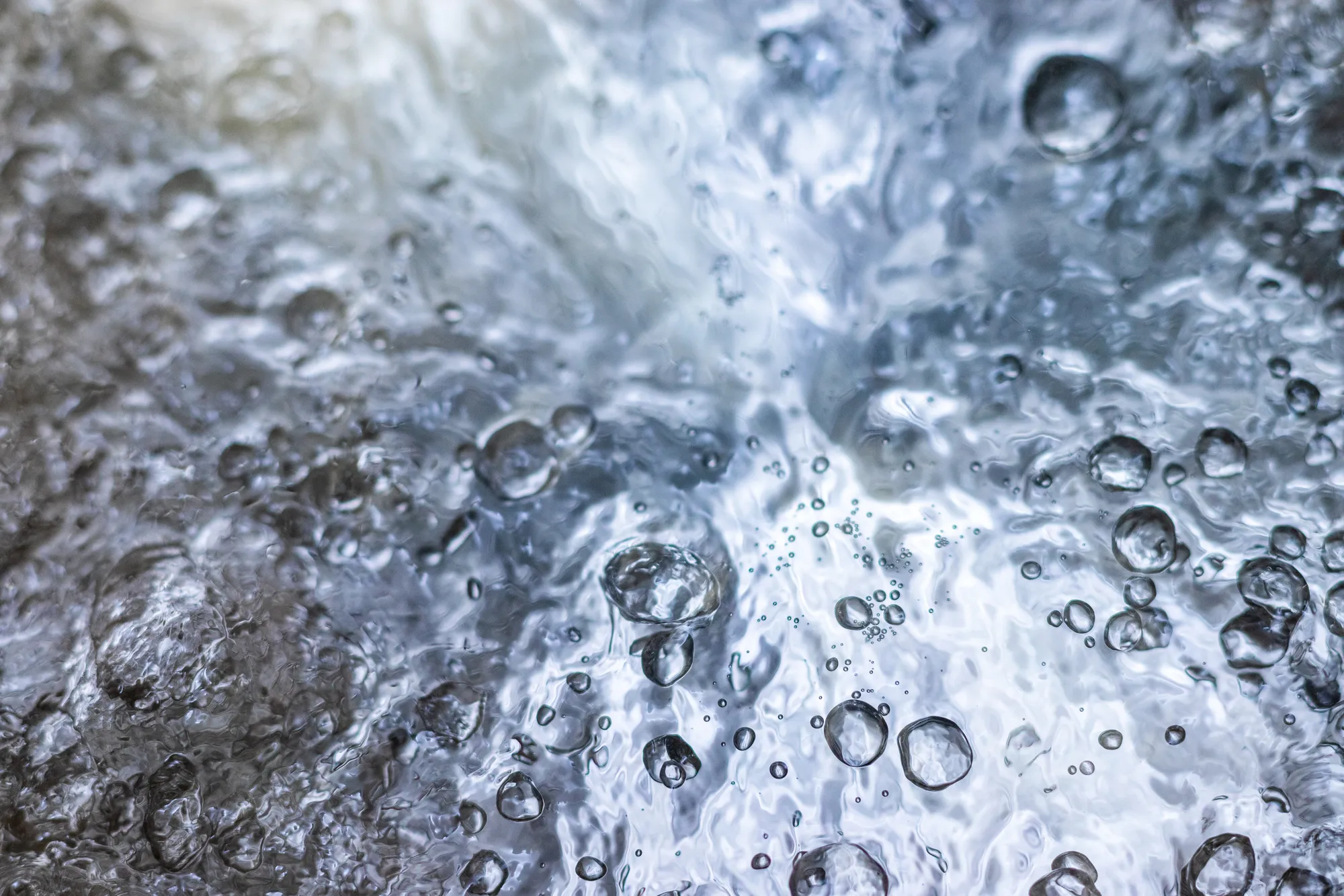 車のボディに残った水滴が蒸発するイメージ