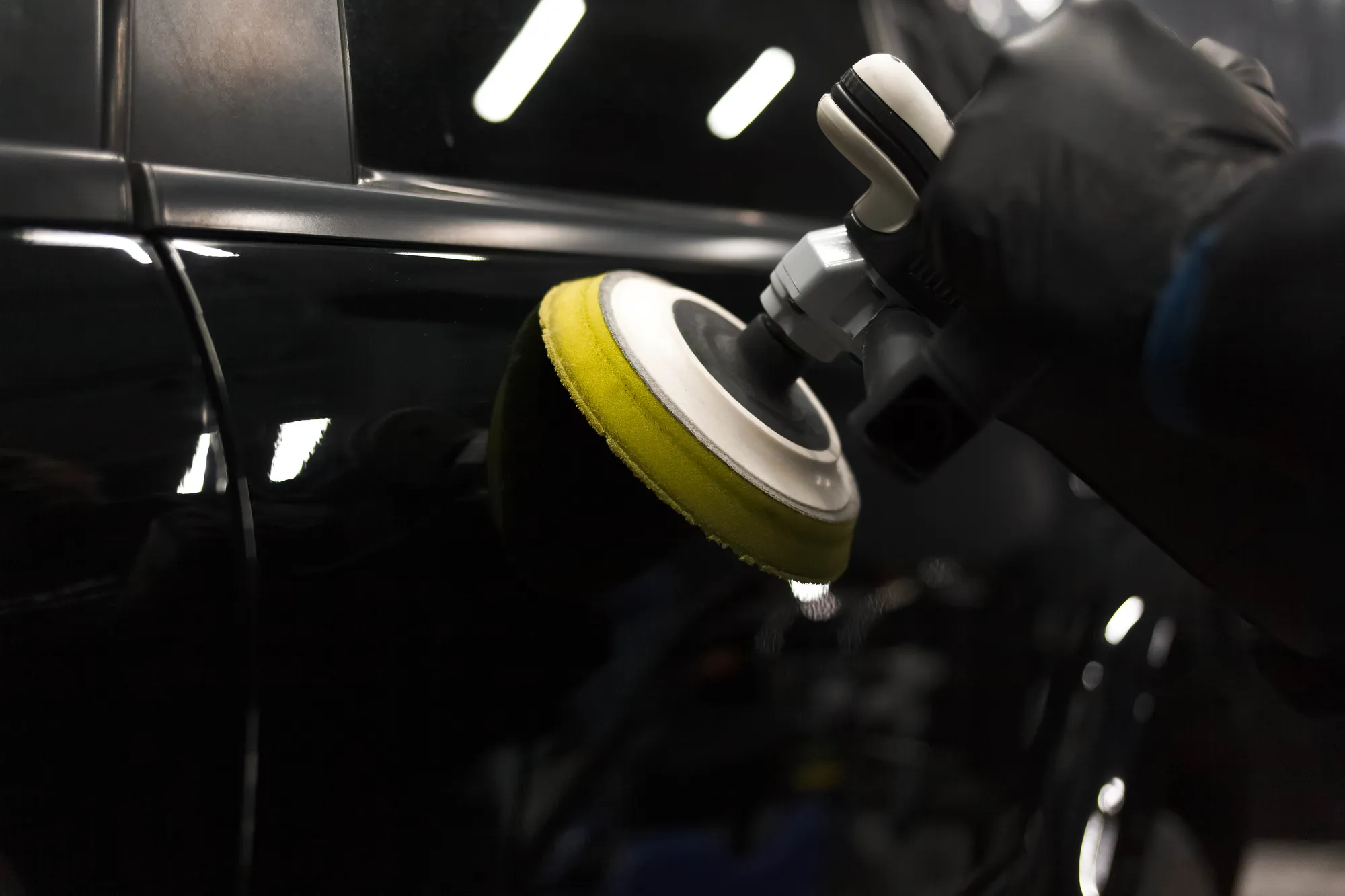 車の研磨で傷が消え輝きが戻ったボディ